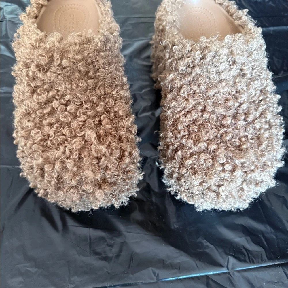 CROCS Classic Faux Doodle Fur Clogs Size 9 Woman’s - Picture 4 of 10